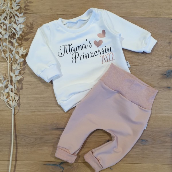 Cremeweiss - Mama's Prinzessin 2023/24 (Schwarz-Rosegold) - Sweater und Jogging Pants (Rose)