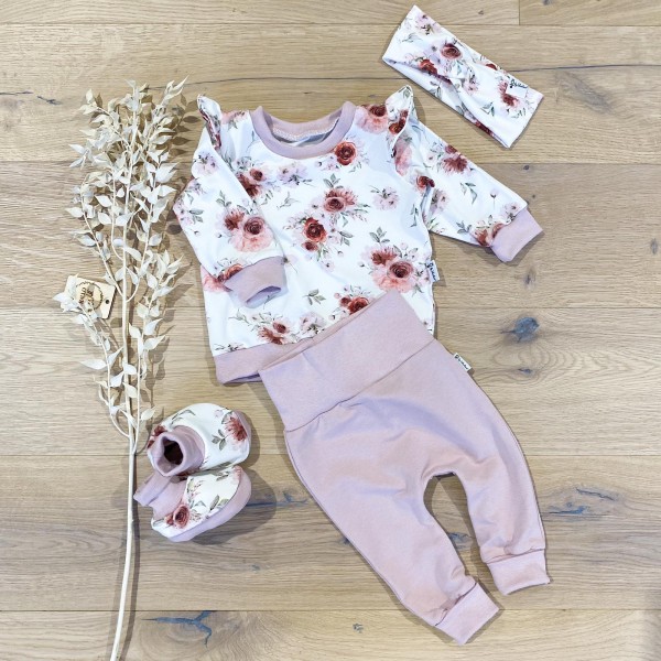 Roses Weiss (Nude) - Sweater mit Rüschenarm, Jogger (Nude), Booties & Stirnband
