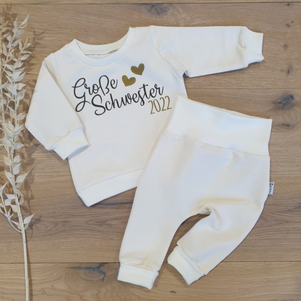 Cremeweiss (Weiss) - Große Schwester 2022/23/24 (Schwarz-Gold) - Sweater und Jogging Pants