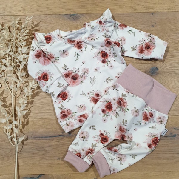 Roses Weiss (Bund Roses) - Sweater mit Rüschenarm & Jogger (Roses Weiss-Nude)