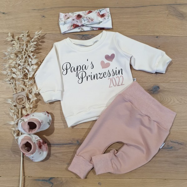 SET - Papa's Prinzessin 2023/24 - Sweater (W), Jogging Pants (R), Booties & Stirnband (Roses)