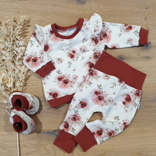 Roses Weiss (Terra) - Sweater mit Rüschenarm, Jogger & Booties