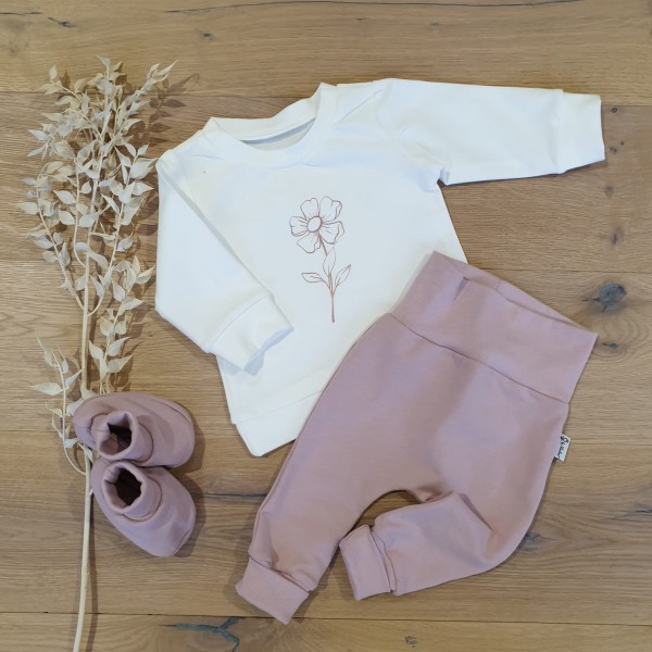 Cremeweiss - Sweater mit Blüte (Rosegold) und Jogging Pants & Booties in Nude