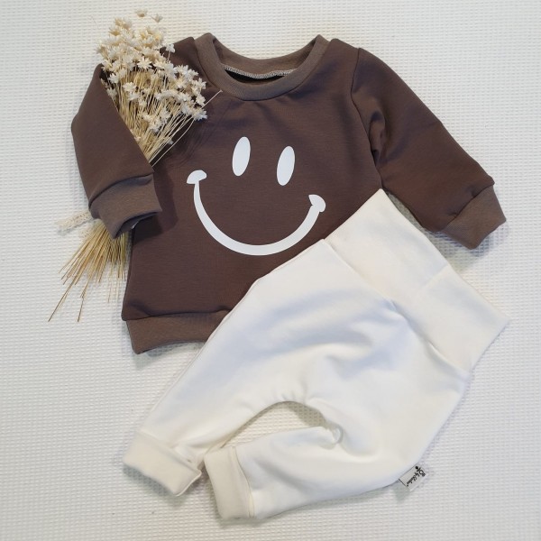 Taupe - Smiley (Weiss) - Sweater und Jogger (Cremeweiss)