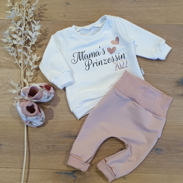Cremeweiss - Mama's Prinzessin 2023/24 (SR) - Sweater, Jogging Pants (Rose) & Booties (Roses)