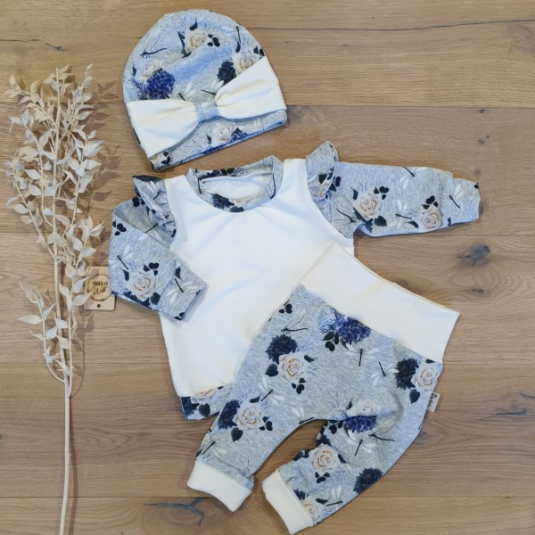 Weiss - Rosen Hellblau meliert - Sweater mit Rüschenarm, Jogger & Beanie mit Raffung