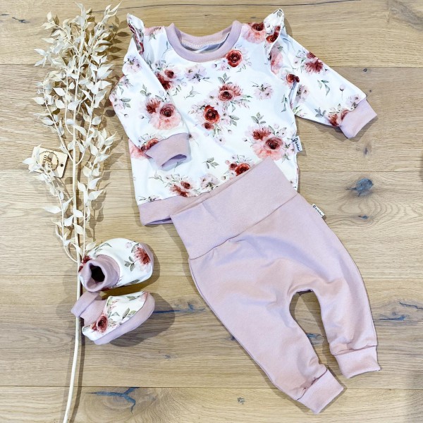 Roses Weiss (Nude) - Sweater mit Rüschenarm, Jogger (Nude) & Booties