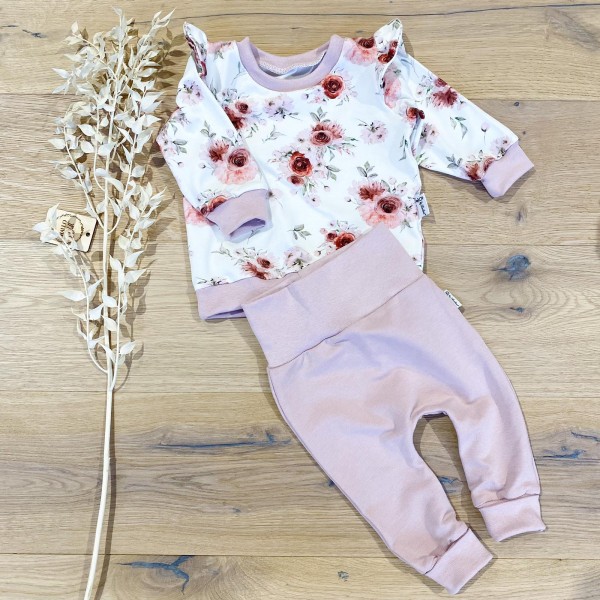 Roses Weiss (Nude) - Sweater mit Rüschenarm & Jogger (Nude)