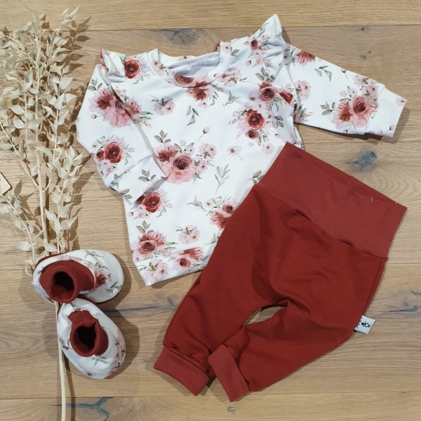 Roses Weiss - Sweater mit Rüschenarm, Jogger (Terra) & Booties (Bund Terra)