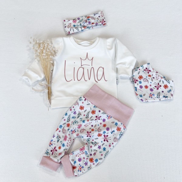 Cremeweiss - Name & Motiv (R) - Sweater mit Rüschen & Flower Power (Rose) Jogger, Stirnband, HT