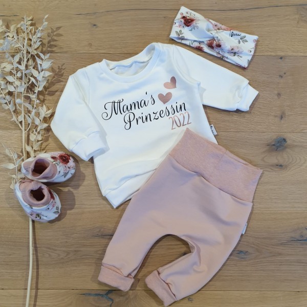 SET - Mama's Prinzessin 2023/24 - Sweater (W), Jogging Pants (R), Booties & Stirnband (Roses)