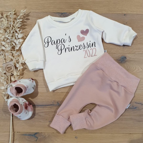Cremeweiss - Papa's Prinzessin 2023/24 (SR) - Sweater, Jogging Pants (Rose) & Booties (Roses)